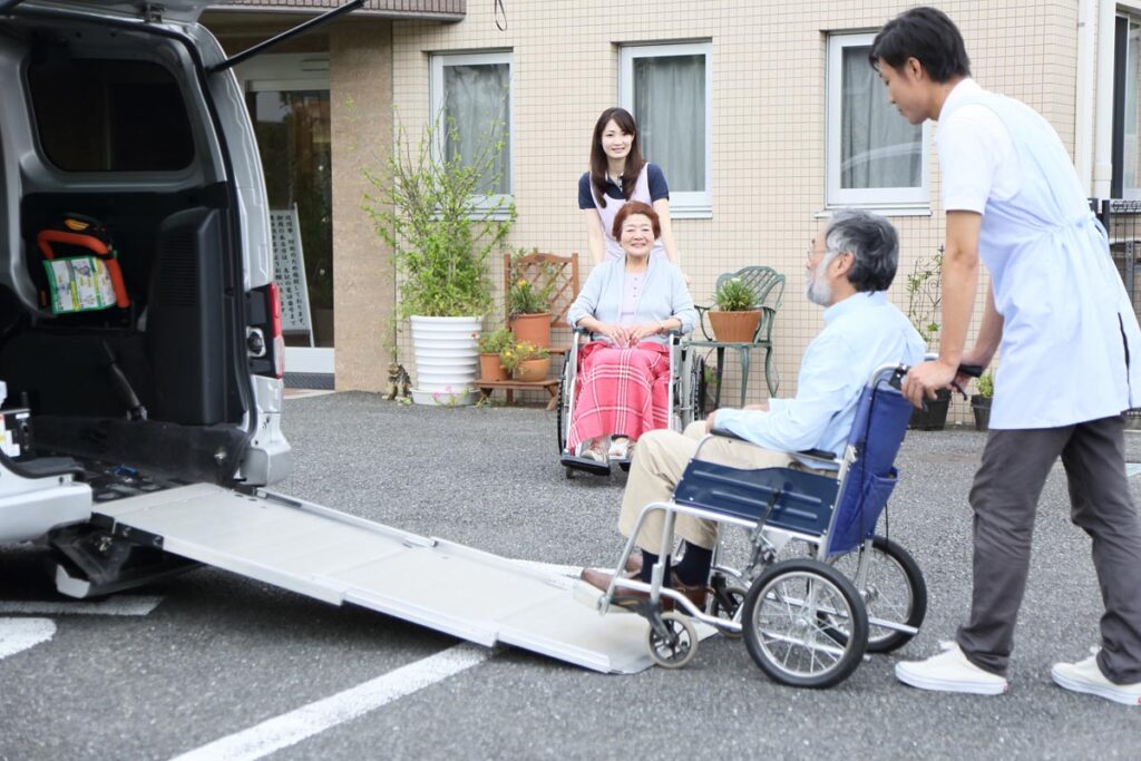 車いすを押す男性の写真